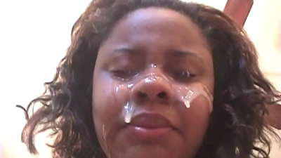 കറുത്ത ബ്രസീലിയൻ പെൺകുട്ടിക്ക് ഒരു വലിയ ഡിക്കിനൊപ്പം ഗുദ ലൈംഗിക ബന്ധത്തിന് ശേഷം അവളുടെ മുഖത്ത് കംപ്രസ് ലഭിക്കുന്നു